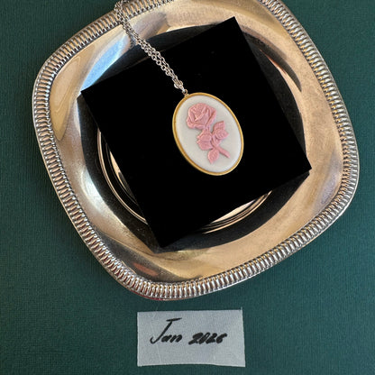 Lot 146: Vintage Rose Pendant
