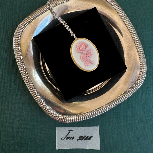 Lot 146: Vintage Rose Pendant