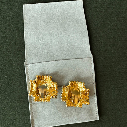 Lot 169: Vintage Clip-on Earrings