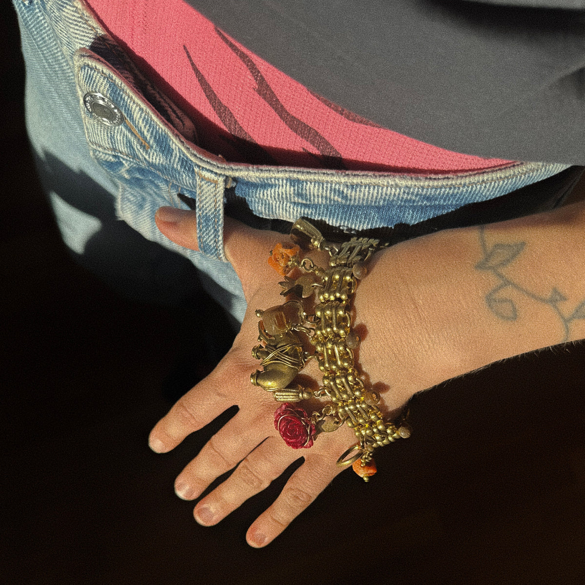 Lot 196: Vintage Gas Bracelet