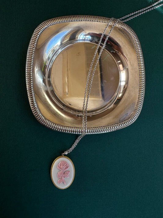 Lot 146: Vintage Rose Pendant