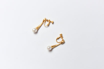 Lot 140: Vintage Faux Pearl Clips