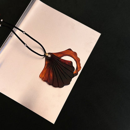 Lot 192: Vintage Shell Pendant