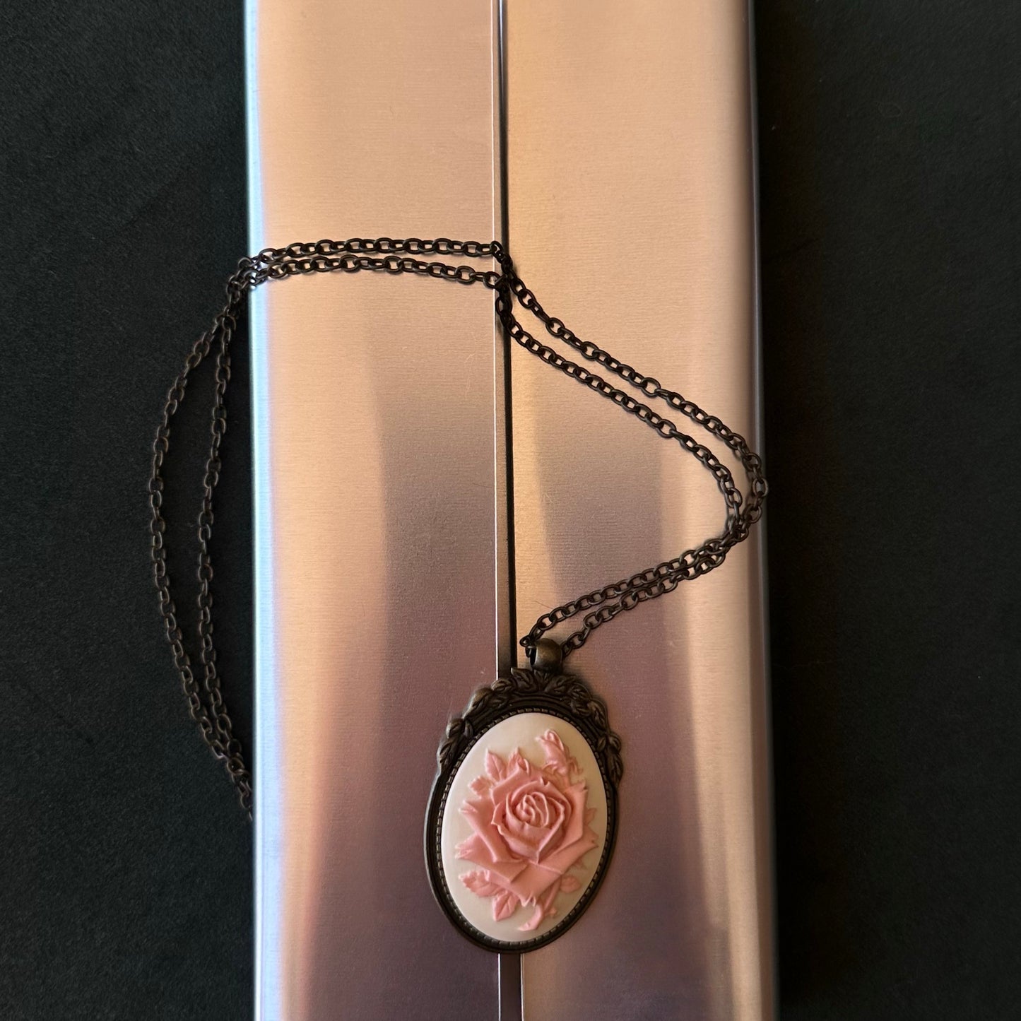 Lot 191: Rose Cameo Pendant