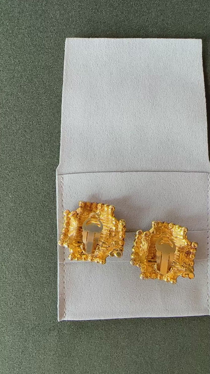 Lot 169: Vintage Clip-on Earrings